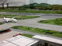 20150420 162233-Flugzeug-Emirates-Taxiway