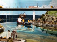 SUNP0138  Frachtschiff im Echwasser